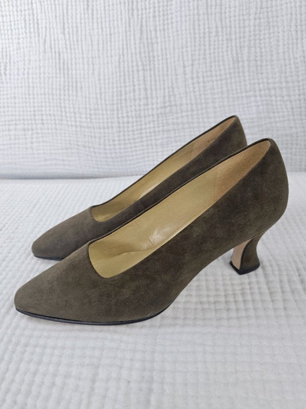 Nine West Vintage Olive Green Suede Kitten Heel Pump - Women's 8 - Picture 3 of 8
